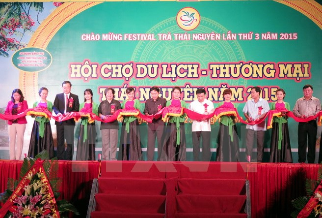 Ban tổ chức Festival Trà Thái Nguyên-Việt Nam lần thứ 3 khai mạc Hội chợ Du lịch Thương mại Thái Nguyên năm 2015. (Ảnh: Thu Hằng/TTXVN)